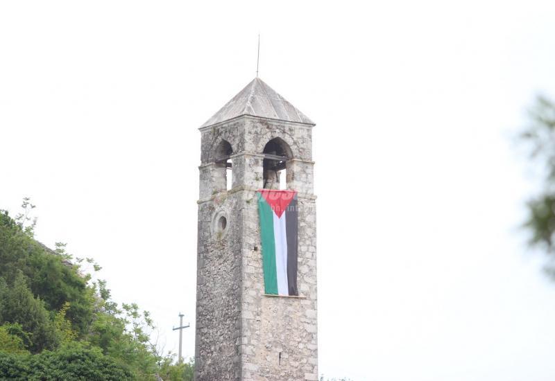 Zastava Palestine na sahat kuli u Počitelju - Nije montaža: Zastava Palestine na sahat kuli u Počitelju